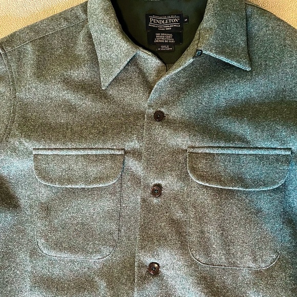 Size medium wool Pendleton flannel. Hunter green color. - Picture 4 of 5